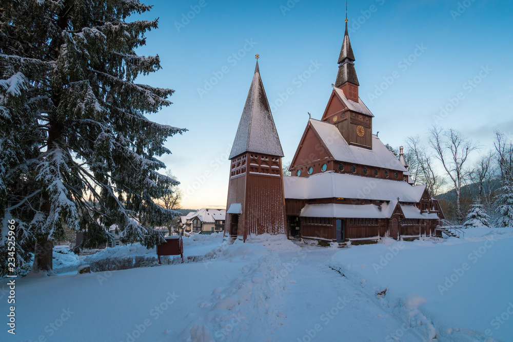 Stabkirche in Hahnenklee mit Schnee im Winter Sonnenuntergang