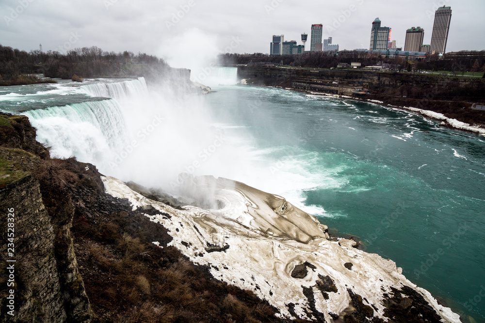 Niagara Falls im Winter mit Blick auf Kanada Niagara Falls im Winter mit Blick auf Kanada