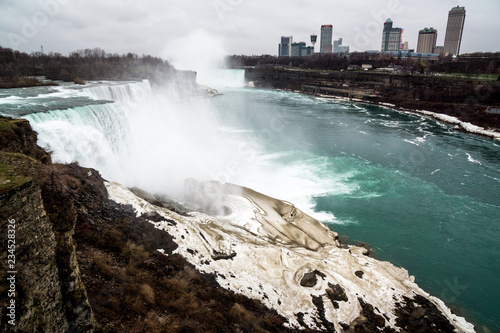 Niagara Falls im Winter mit Blick auf Kanada