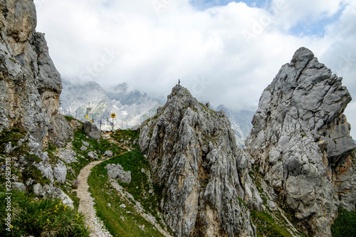 Alpenlandschaft mit Wanderweg am Grenzübergang photo