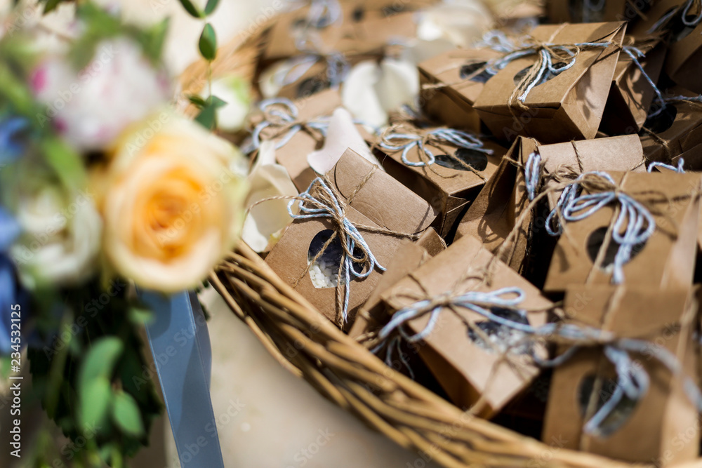 cesto in vimini pieno di bomboniere per gli invitati