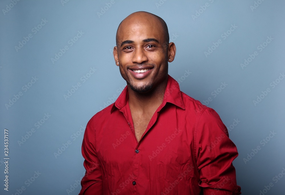 Obraz premium Black man in front of a colored background