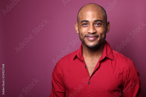 Black man in front of a colored background © Melissa