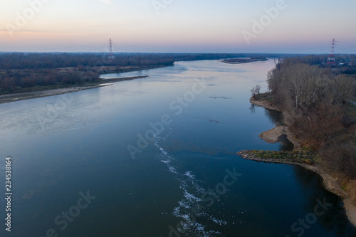 widok z drona na rzekę Wisłę i słupy energetyczne © Arkadiusz