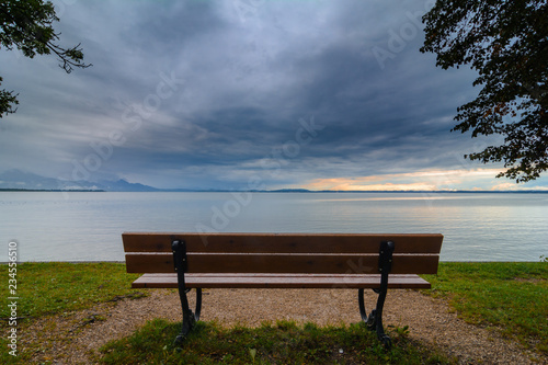 Bank am See vor Unwetter © H. Rambold