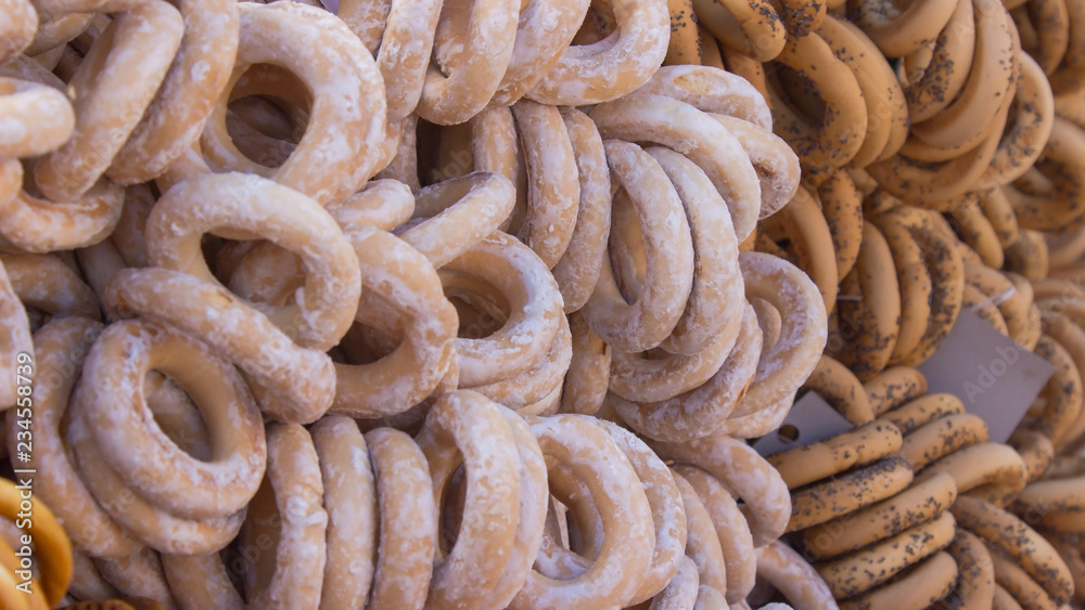 Gingerbread in the form of rings in a heap