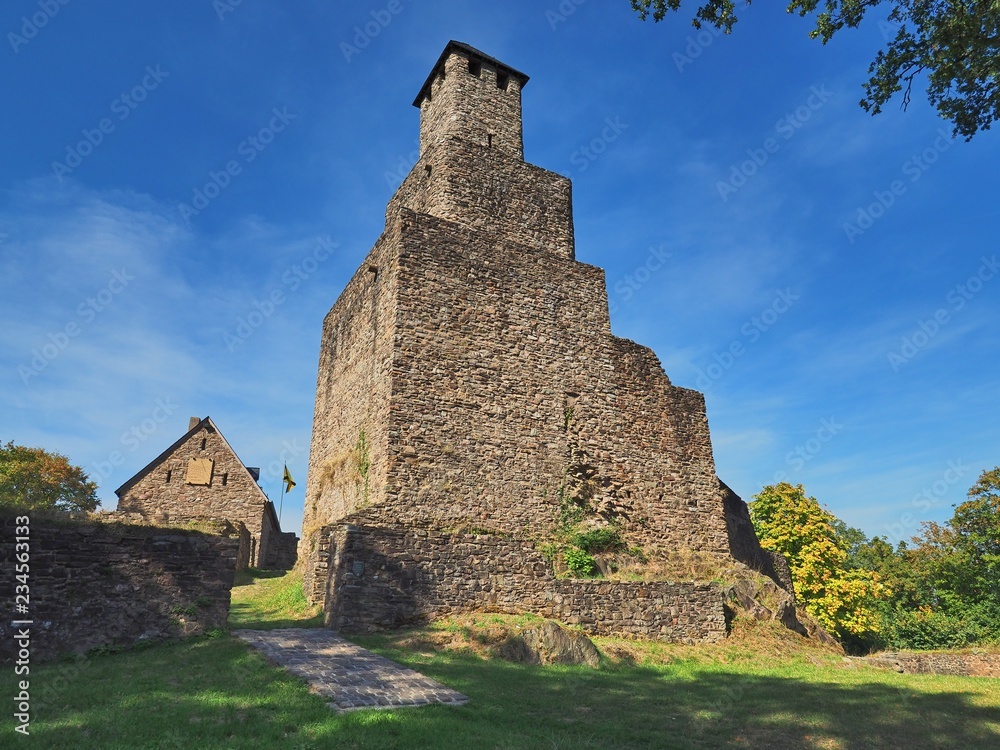 Malerische Burg Grimburg – Farbinensiv - High Dynamic Range Image (HDR)
