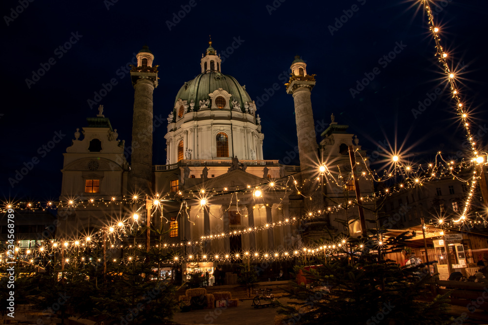 Christkindlmarkt – Adventmarkt – Weihnachtsmarkt Wien / Österreich. Weihnachtsdorf vor der Karlskirche am Karlsplatz