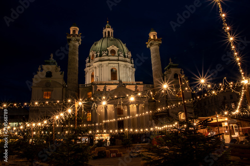 Christkindlmarkt – Adventmarkt – Weihnachtsmarkt Wien / Österreich. Weihnachtsdorf vor der Karlskirche am Karlsplatz