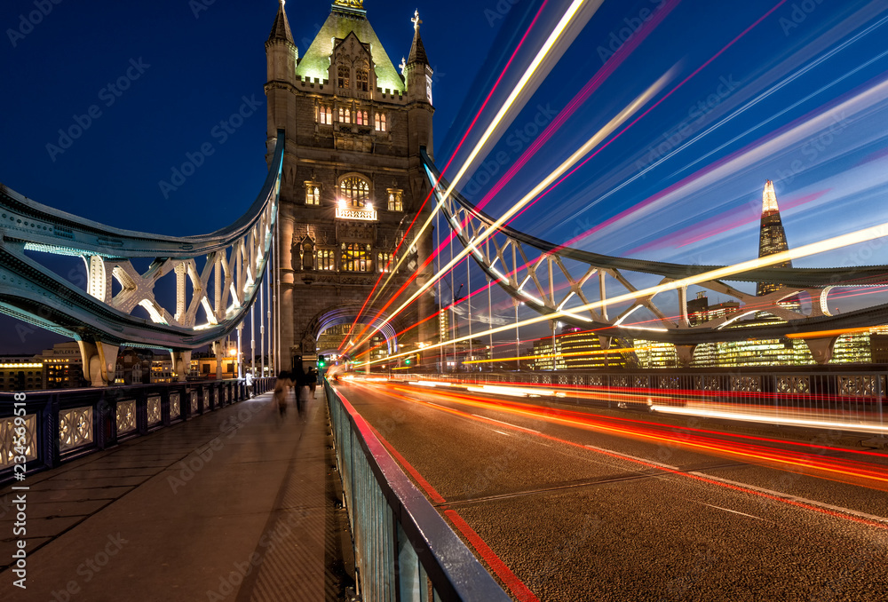 Obraz premium tower bridge in london at night