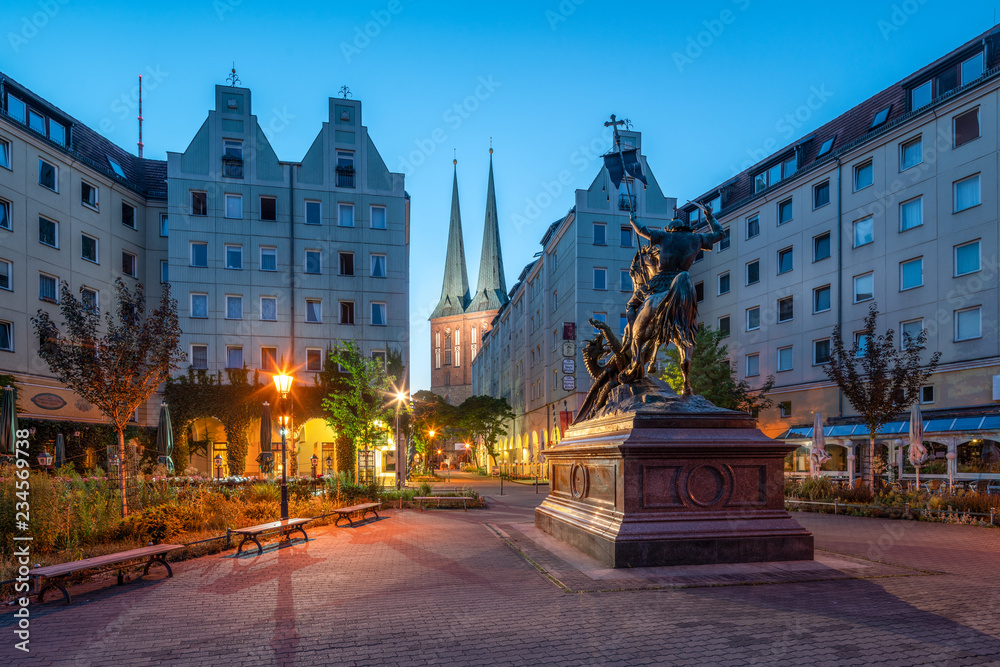 Fototapeta premium Nikolaikirche i pomnik św. Jerzego w historycznym Nikolaiviertel, Berlin, Niemcy