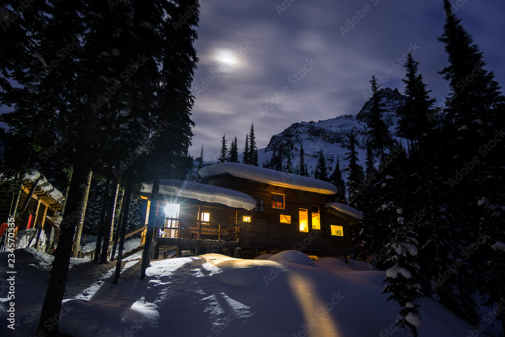 Obraz premium Cabin in the Mountains at Night