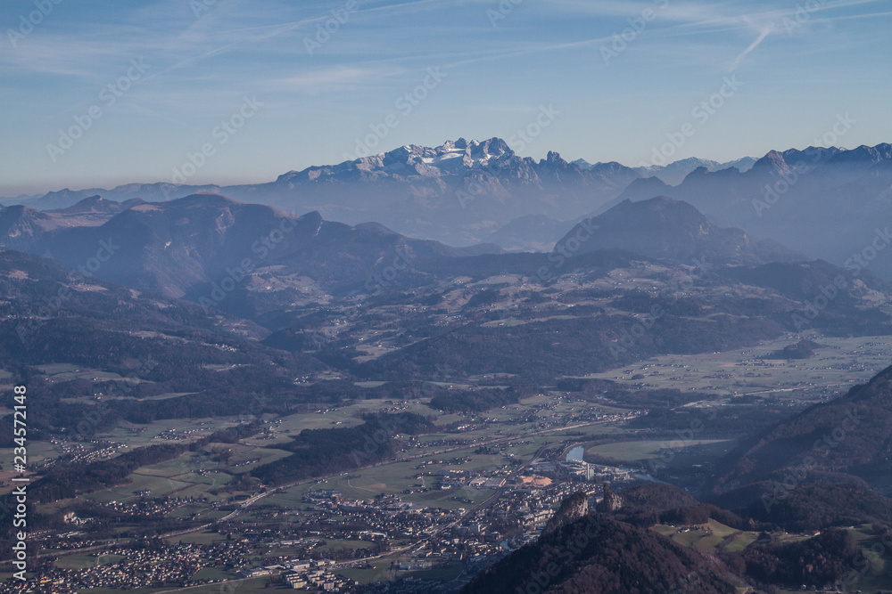 Obraz premium Blick über Salzburg, Österreich auf Berggipfelim Dunst