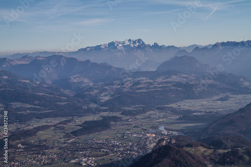 Blick über Salzburg, Österreich auf Berggipfelim Dunst
