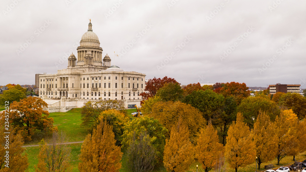 Obraz premium Providence Rhode Island Fall Color Trees Changing Capitol State House