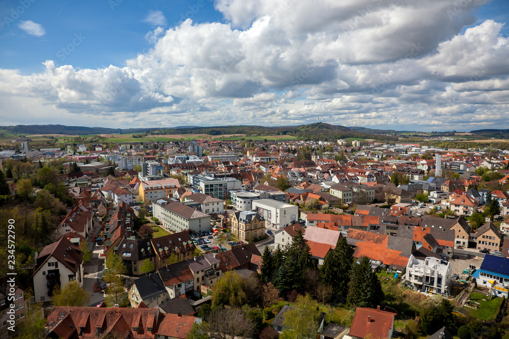 Übersichtsaufnahme Sinsheim mit Fernblick in den Kraichgau