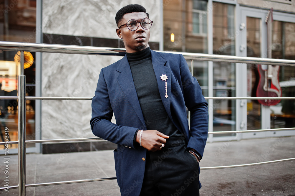 Amazingly looking african american man wear at blue blazer with brooch,  black turtleneck and glasses posed at street. Fashionable black guy. Stock  写真 | Adobe Stock