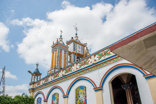 Photos iglesia multicilor con torres azules  amarillas en el cielo azul, tabasco mexico