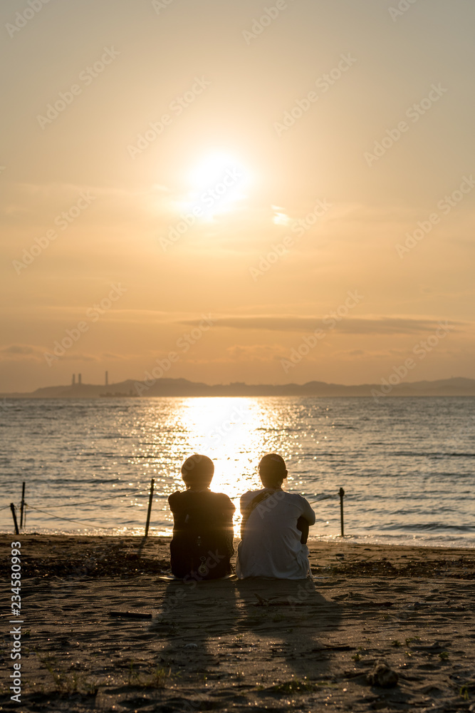 Fototapeta premium 夕日の海のシルエット