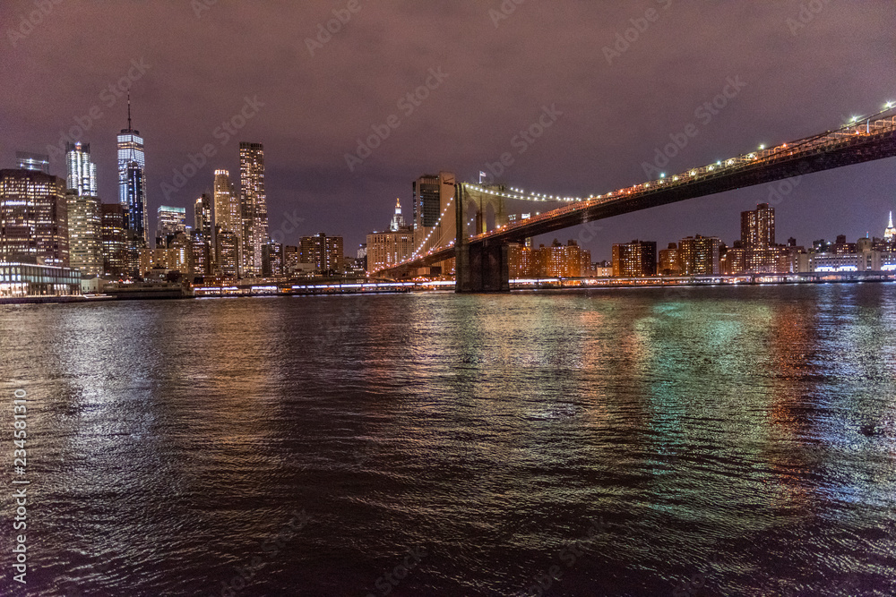 Fototapeta premium Downtown Financial District i Brooklyn Bridge Wzdłuż East River w Nowym Jorku w nocy