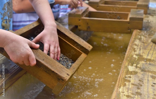 Foto Outdoor kid activity searching for Gems and Gold