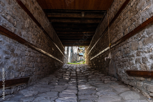 Fototapeta Naklejka Na Ścianę i Meble -  Arch in old paving stone street