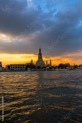 Wat Arun Ratchawararam Ratchawaramahawihan- Bangkok: Location at Chao Phraya River cruise tourists, dining on the boat and watch the evening light on the river, in Phranakhon, Thailand