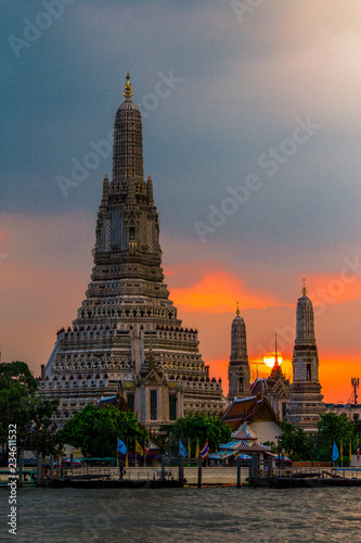 Wat Arun Ratchawararam Ratchawaramahawihan- Bangkok: Location at Chao Phraya River cruise tourists, dining on the boat and watch the evening light on the river, in Phranakhon, Thailand © bangprik