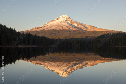 Fényképezés Mount Hood at sunset with its reflection in the Trillium Lake.