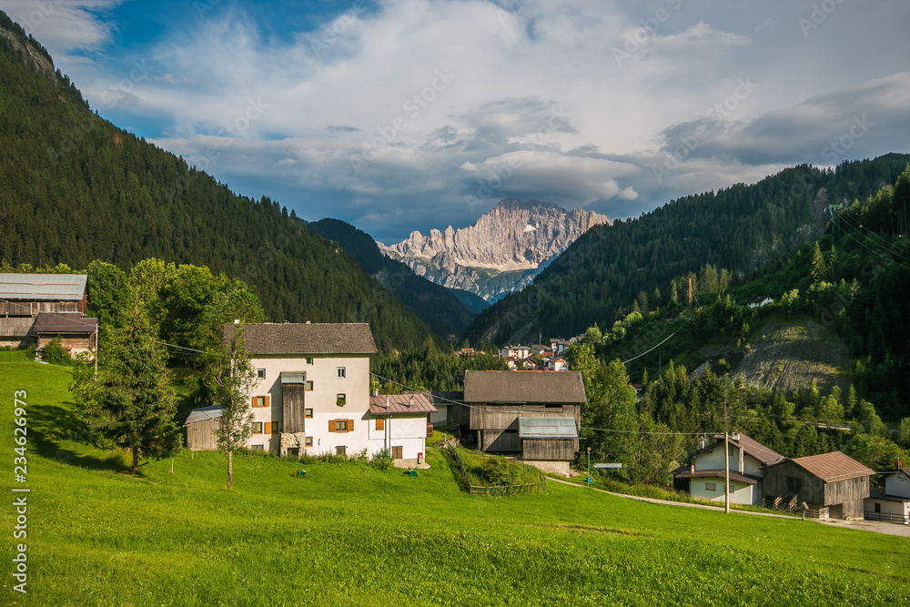 Obraz premium Piccolo villaggio di montagna nei pressi della Marmolada in Veneto