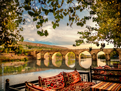 Fotografie, Tablou Diyarbakir, Turkey historic ten-eyed bridge view(on gozlu kopru)