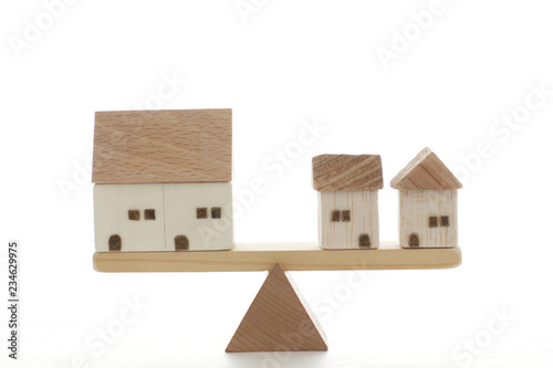 模型とシーソーを使った住宅事情の比較