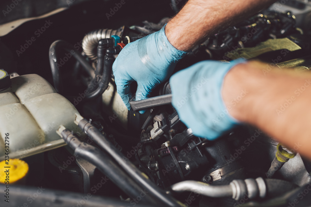 Obraz premium Hands of car mechanic in auto repair service