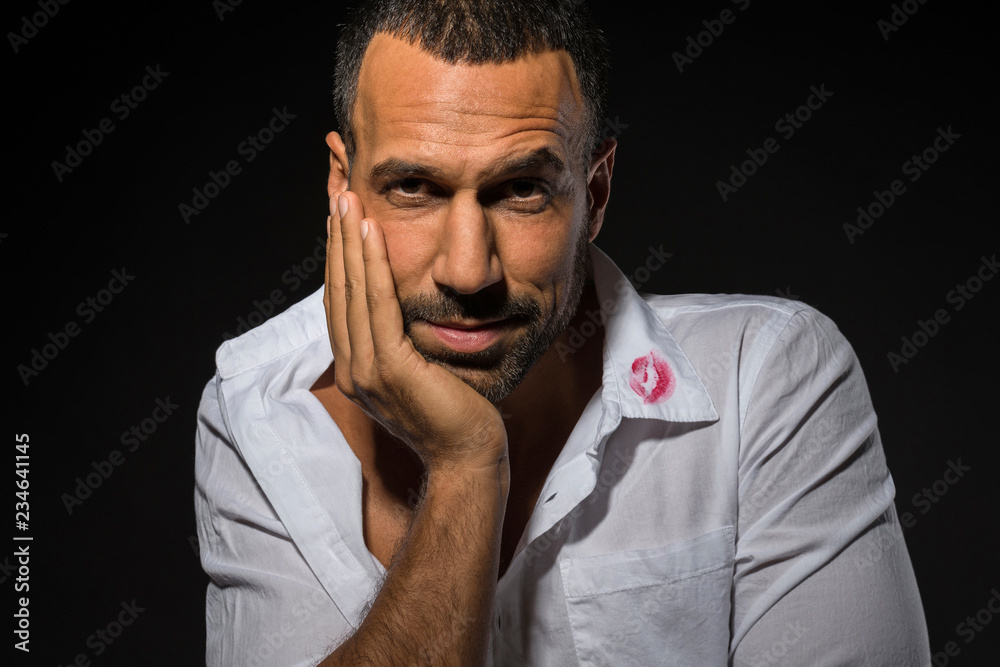 Fototapeta premium Mann mit Lippenstift am Hemd, verliebt