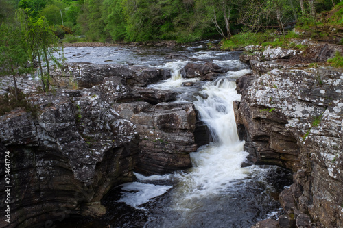Der Wasserfall von Invermoriston in den schottischen Highlands