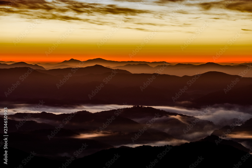 日本、中国山地の絶景、掛頭山からの雲海と朝日