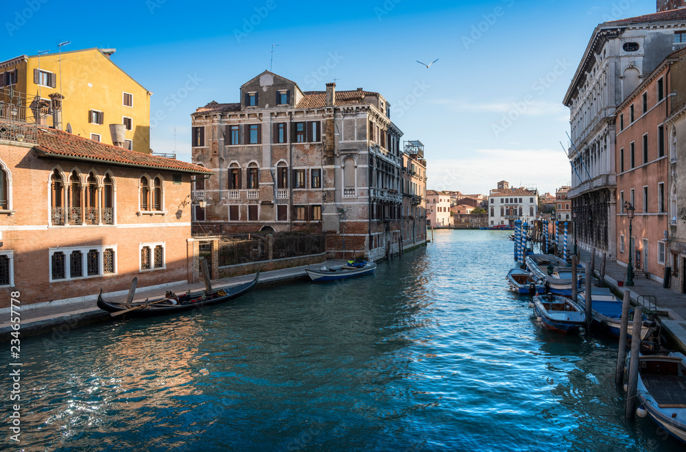 Venezia in una tipico scorcio di giorno con barche e gondole