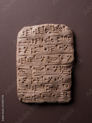 Mesopotamische Keilschrift-Tafel photo