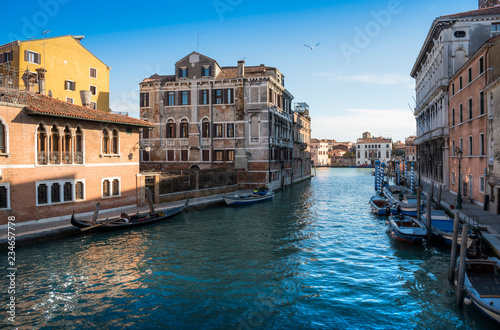 Venezia in una tipico scorcio di giorno con barche e gondole