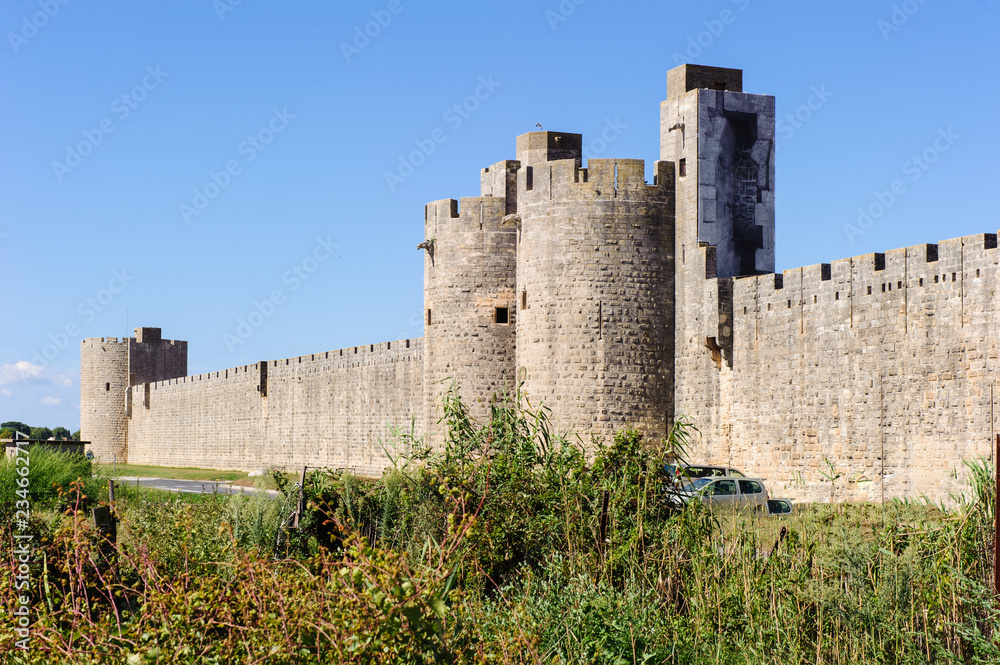 Stadtmauer von Aigues-Mortes in Südfrankreic in