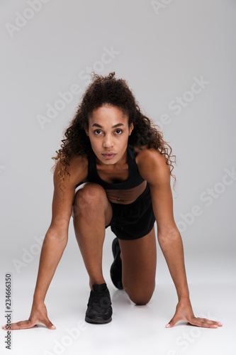 Beautiful african sportswoman ready to start running © Drobot Dean