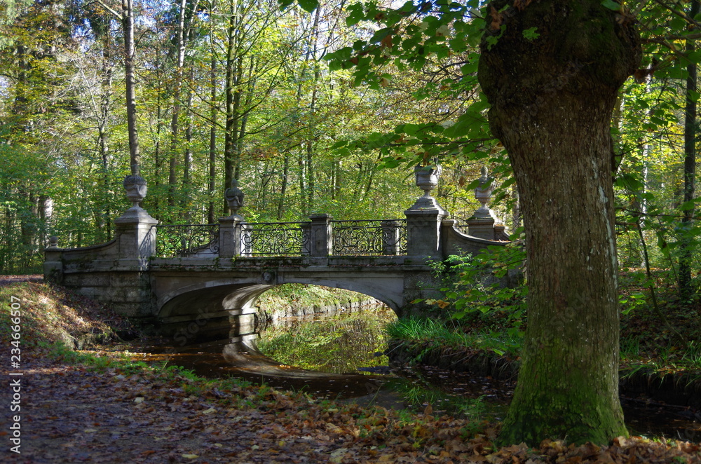 Brücke im Nympfenburger Park in München