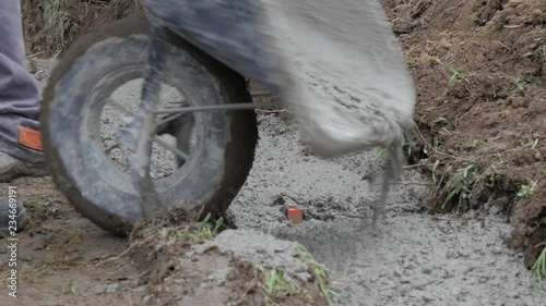 Wallpaper Mural masons pourring concrete to making wall Torontodigital.ca