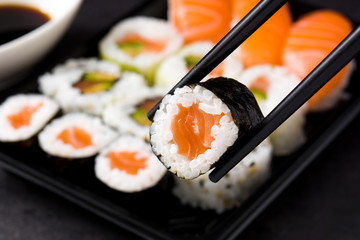 Gordijnen Sushi bar Sushi met stokjes op verpakking  © chandlervid85