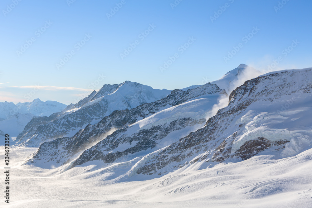 Unterwegs auf dem Jungfraujoch mit Blick auf den Aletschgletscher