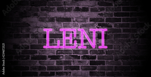 Tableau sur toile first name Leni in pink neon on brick wall