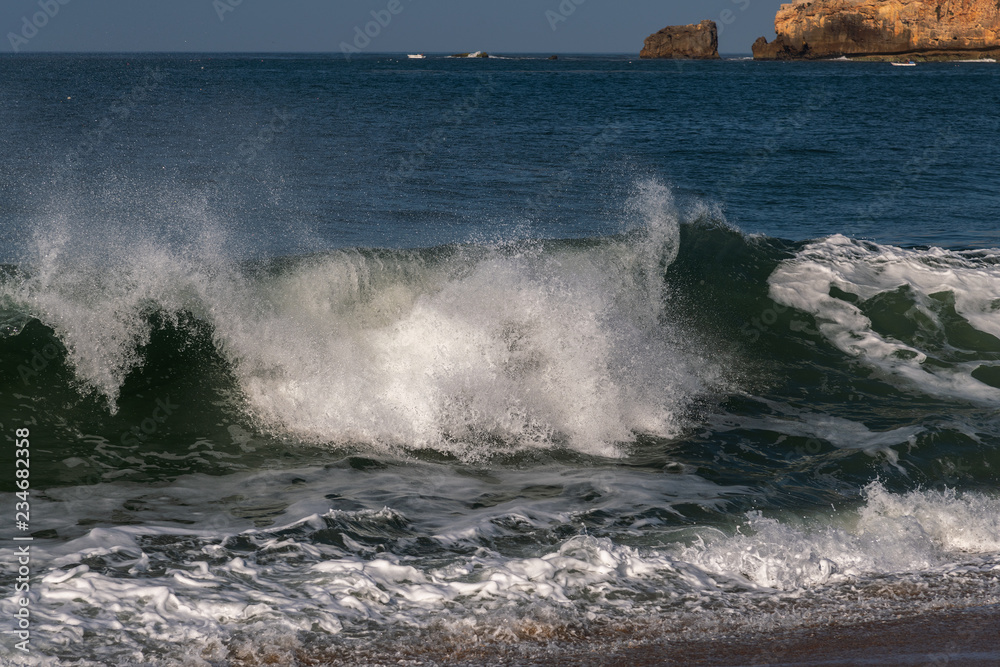 Obraz premium Breaking Atlantic ocean wave, Nazare, Portugal.