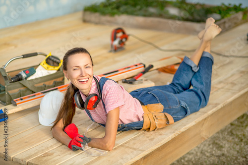 Canvas-taulu Beautiful girl is engaged in construction using tools