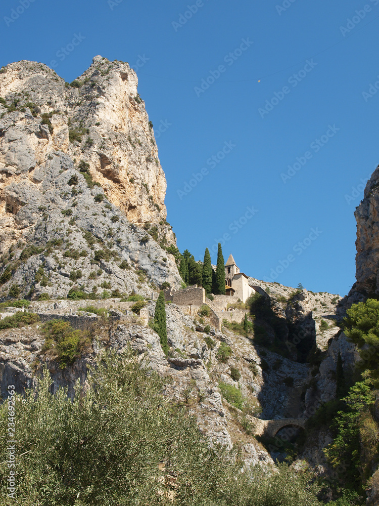 Moustiers-Sainte-Marie dans les Alpes-de-Haute-Provence. La Chapelle Notre-Dame-de-Beauvoir au sommet du village accessible par un sentier pavé