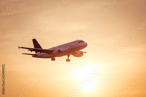 Jet bei der landung mit gegenlicht